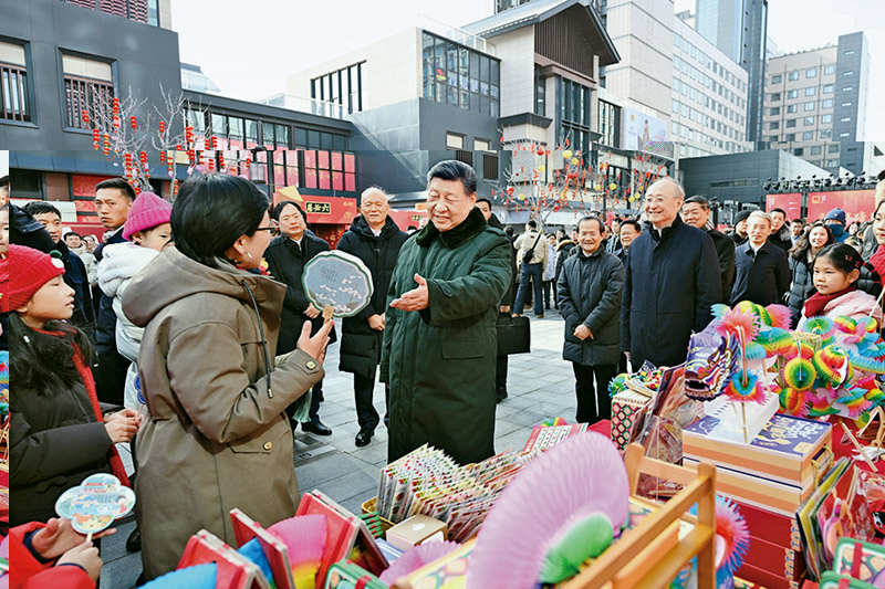 2026年2月9日至10日,中共中央总书记、国家主席、中央军委主席习近平在北京考察并看望慰问基层干部群众。这是10日上午,习近平在东城区隆福寺街区新春市集考察时,同现场群众亲切交流。